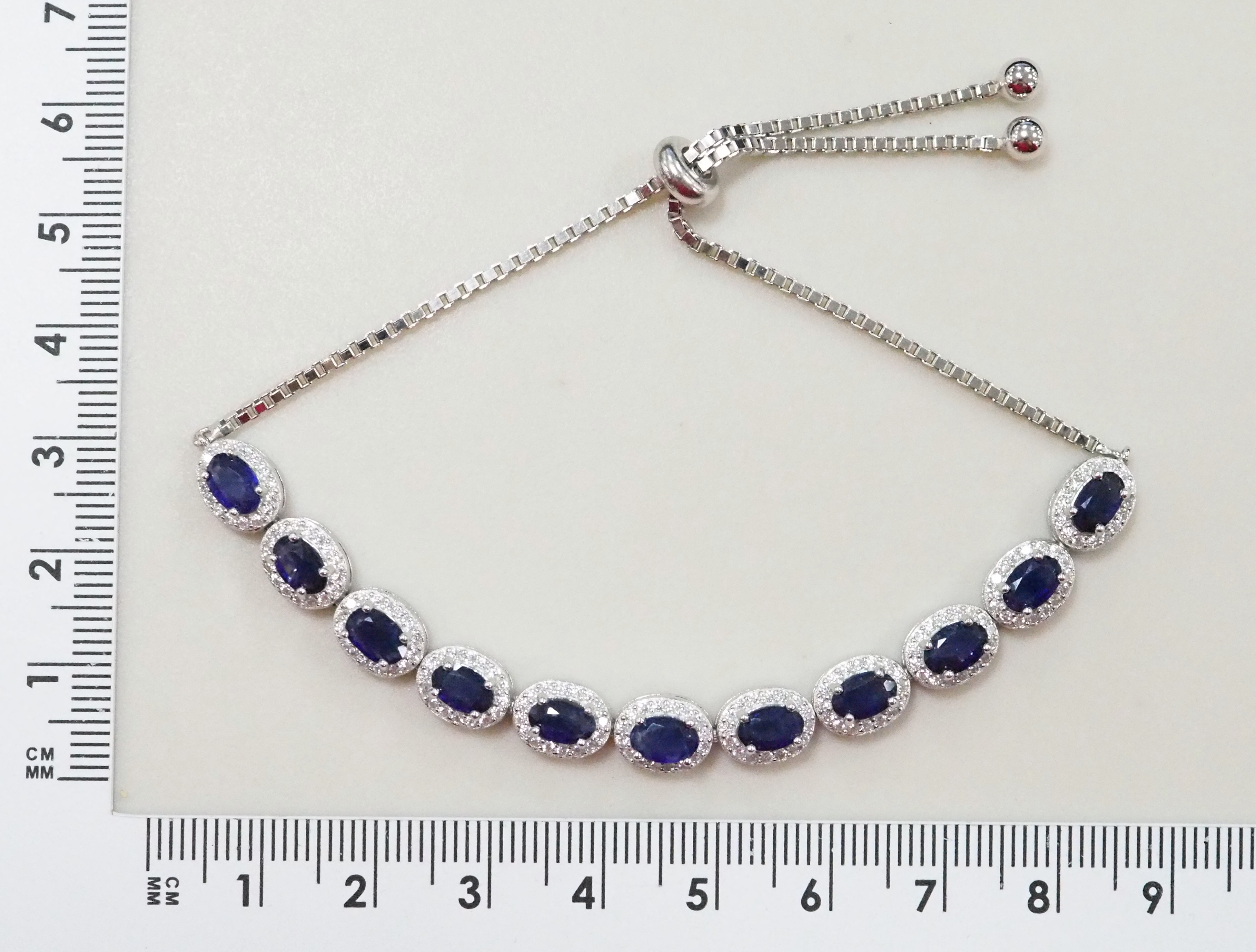 Серебряный браслет 925 пробы; вставки 11 Сапфир 6,6ct F/2; Россыпь Куб. Цирконий бесцв 1,65ct;